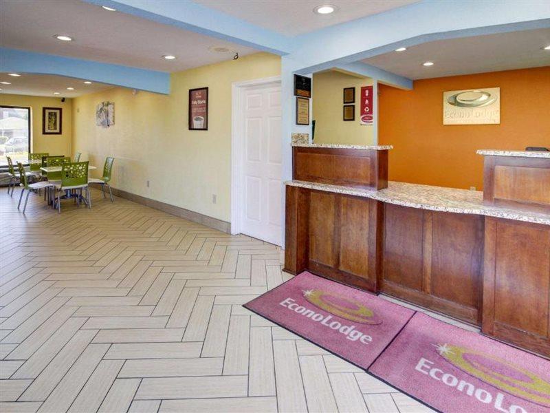Econo Lodge At Military Circle Norfolk Exterior photo