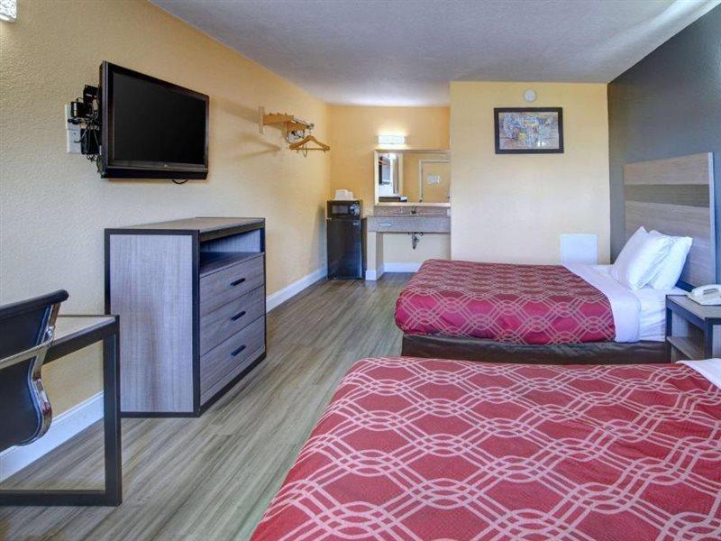 Econo Lodge At Military Circle Norfolk Exterior photo