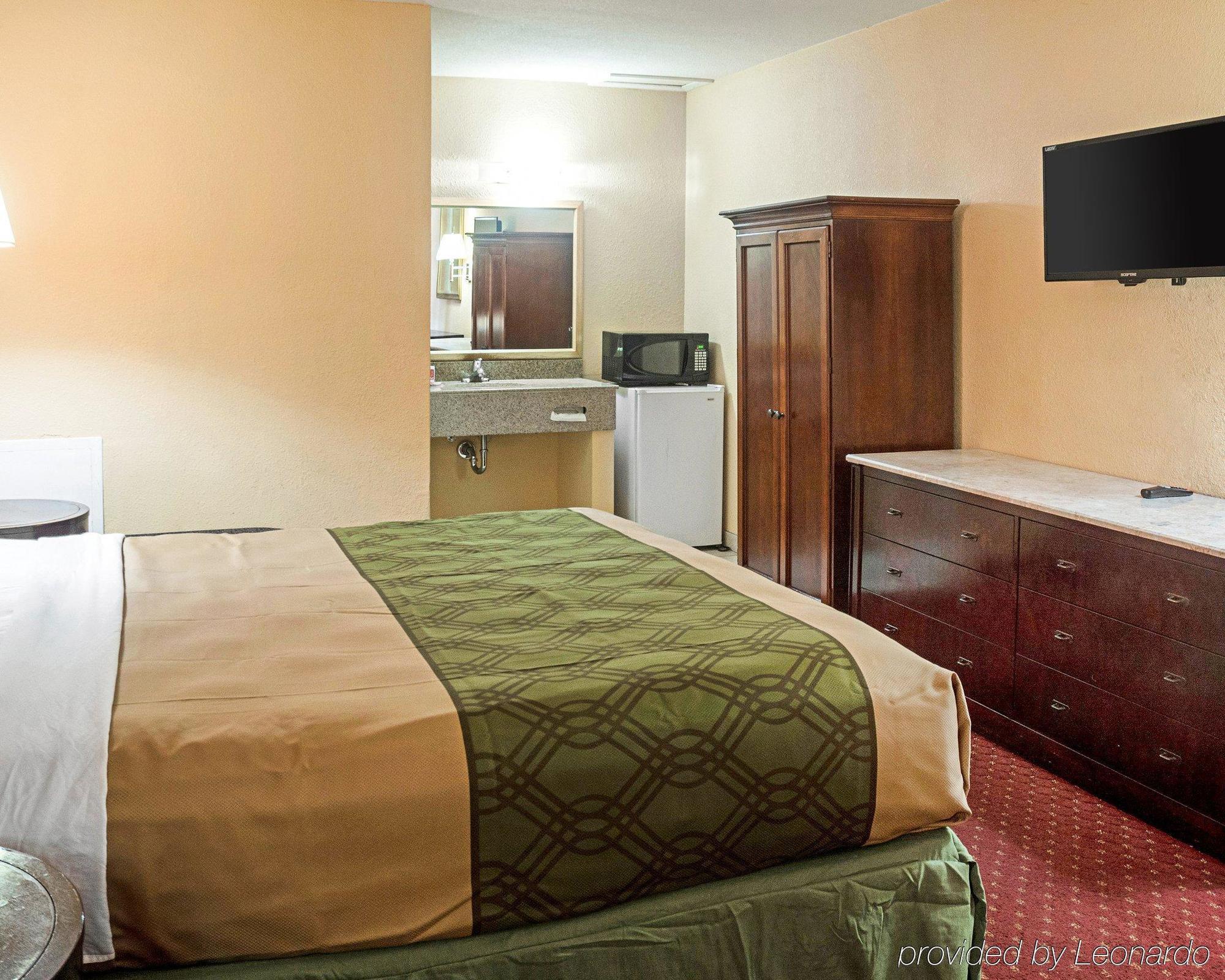 Econo Lodge At Military Circle Norfolk Exterior photo