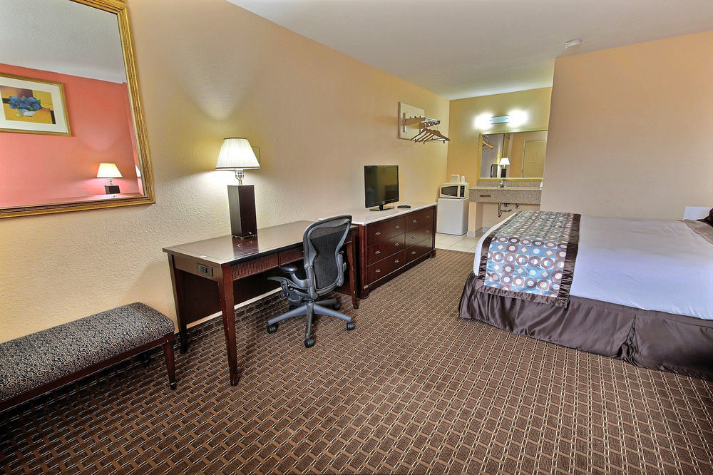 Econo Lodge At Military Circle Norfolk Exterior photo