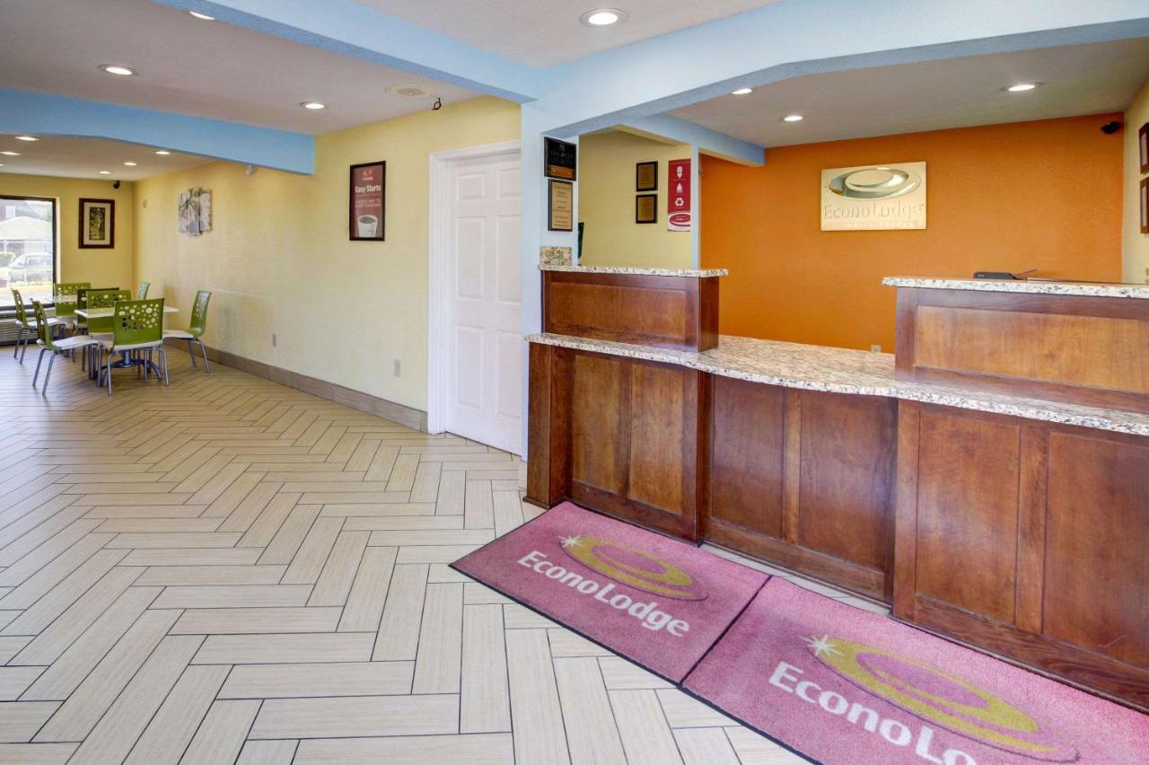 Econo Lodge At Military Circle Norfolk Exterior photo